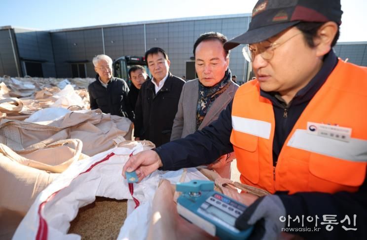 청주시의회 김현기 의장, 강내면 공공비축미 수매 현장 방문