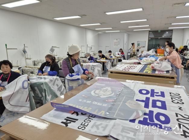 파주시자원봉사센터, 자원봉사자들의 손길로 재탄생한 폐현수막으로 만든 ‘스노우 카마스크’ 배부