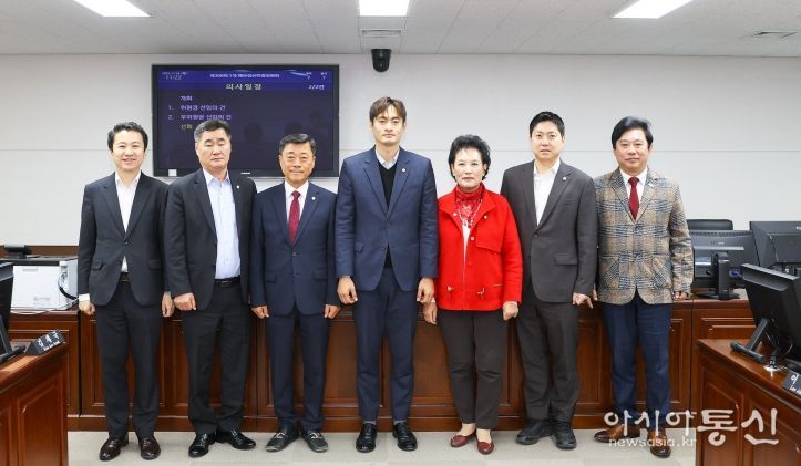 안산시의회가 24일 제300회 제2차 정례회 예산결산특별위원회 구성과 예산결산특별위원회 위원장 및 부위원장 선출을 마쳤다. 사진 왼쪽부터 송바우나 유재수 김재국 위원, 선현우 위원장 이진분 부위원장 최찬규 한갑수 위원의 모습