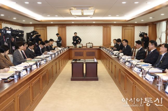 김민석 국무총리가 24일 세종대로 정부서울청사에서 열린 과학기술관계장관회의를 주재하고 있다.