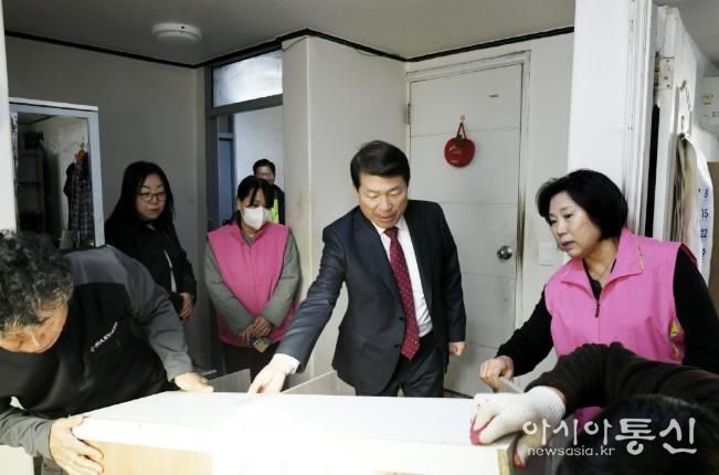 구리시 교문2동·목민 봉사회, 집수리 봉사로 ‘따뜻한 온기’ 전달