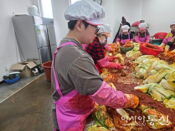 거창군종합사회복지센터, ‘사랑의 김장 나눔 행사’ 열어
