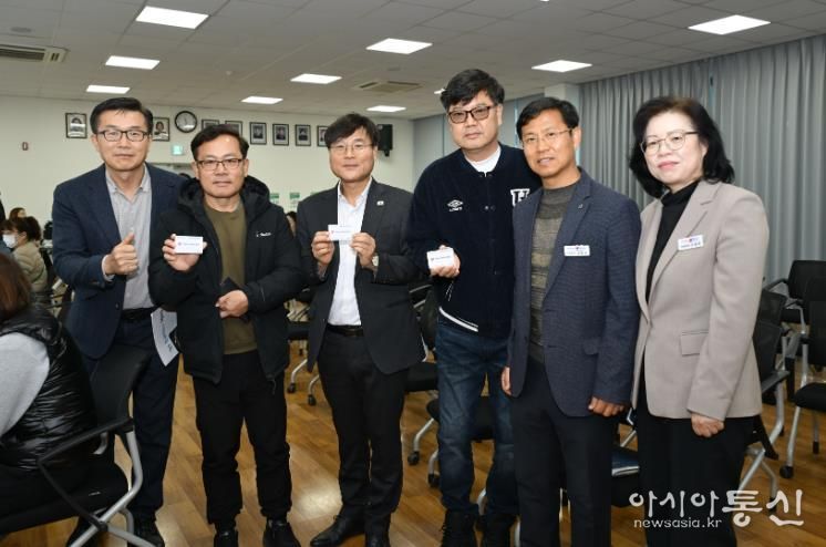 거제시장, 민생회복지원금 접수처 현장 점검