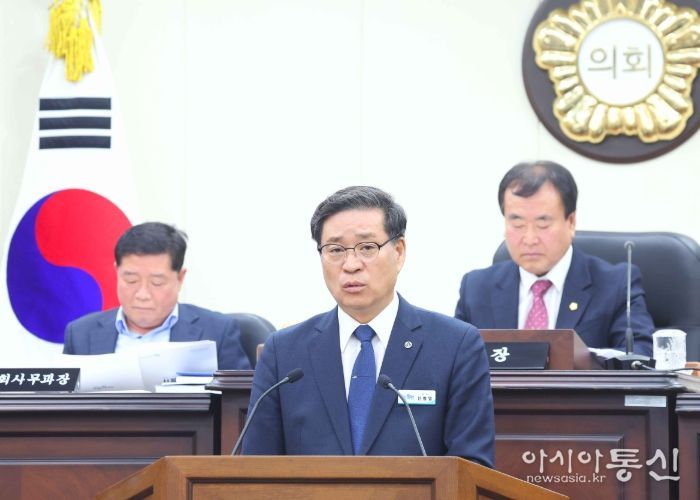진병영 함양군수는 25일 제296회 함양군의회 제2차 정례회에서 2026년도 예산안을 제출하며 내년도 군정 운영 방향을 밝혔다.
