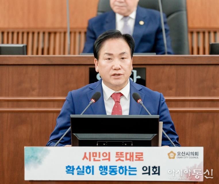 이권재 오산시장이 제298회 제2차 정례회 제1차 본회의에서 시정설명 하는 모습