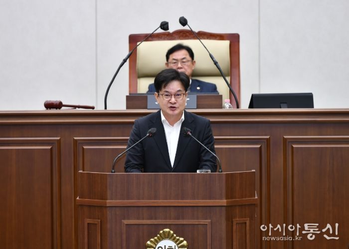 김병수 시장이 1일 김포시의회 제264회 임시회에서 2026년도 시정 및 운용 방향에 대한 시정연설을 하고 있다.