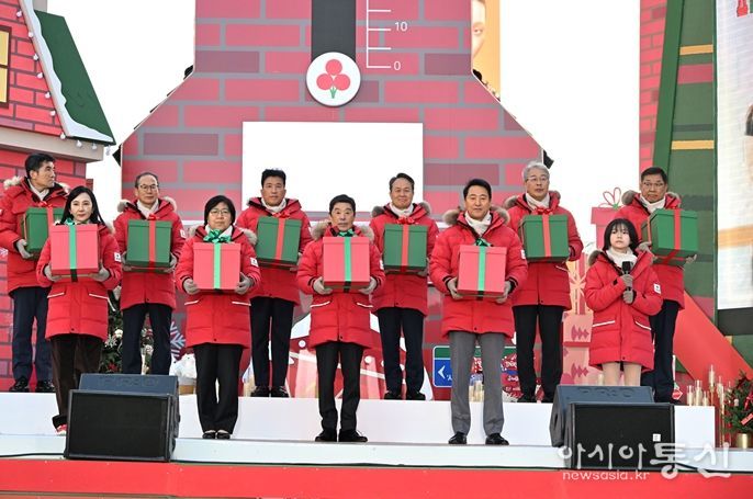 오세훈 서울시장이 1일 광화문광장에서 열린 ‘희망2026 나눔캠페인 출범식’에서 온도탑 점등 퍼포먼스에 참여하고 있다.