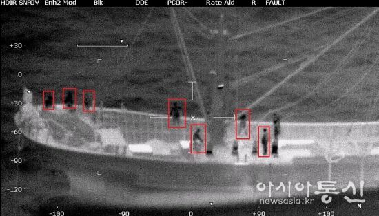 항공 채증영상에 AI를 적용하여 적재 물건, 선원 활동, 선박배치 형태를 분석하여 야간 의심 선박을 분석하는 모습(예시)
<p> </p>
<p>