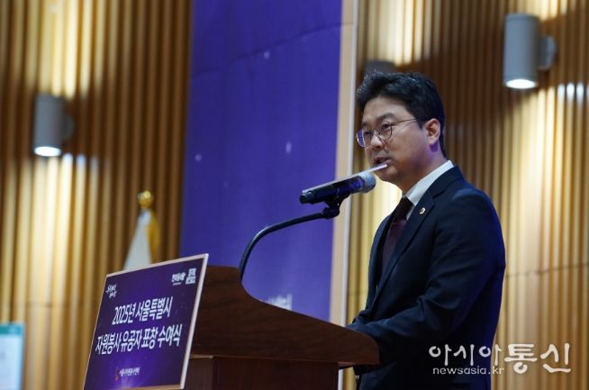 '2025년 자원봉사 유공자 표창 수여식'에서 축사하는 장태용 행정자치위원장
