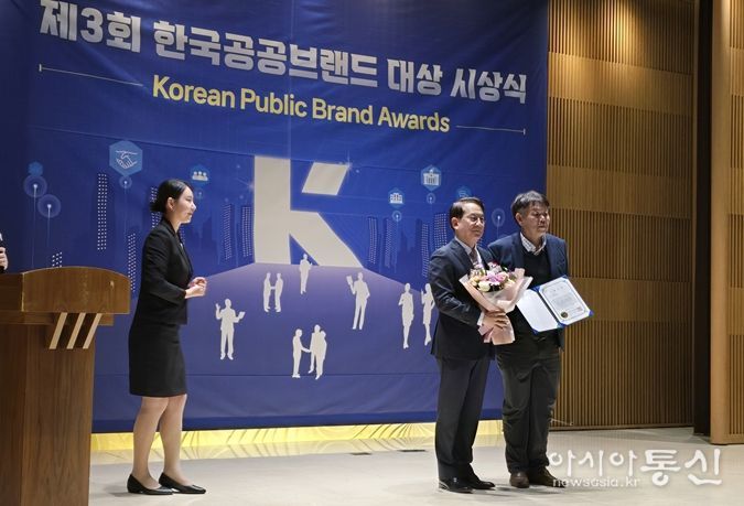 신대현 서울아리수본부 부본부장(가장 오른쪽)이 제3회 한국공공브랜드 대상에서 종합대상을 수상한 후 기념촬영을 하고 있다.