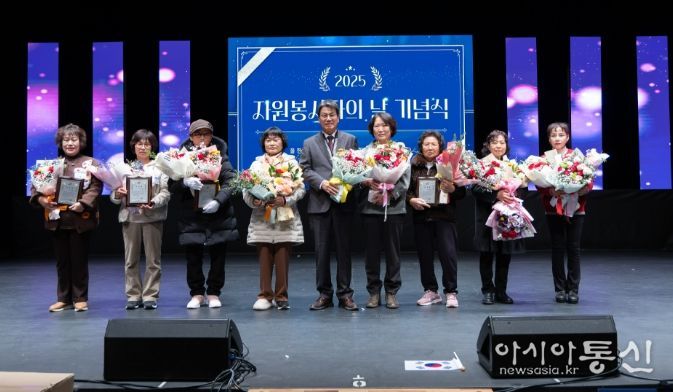 김돈곤 군수가 자원봉사 유공 표창 수상자들과 함께 기념 촬영을 하고 있다.