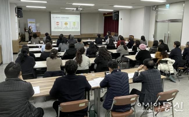 동 지역사회보장협의체 위원 등 실무자들이 2일 안산시청 대회의실에서 사회적고립예방을 위한 ‘중장년 발굴·지원 사업’ 3개년 성과 보고 간담회를 진행하고 있다.