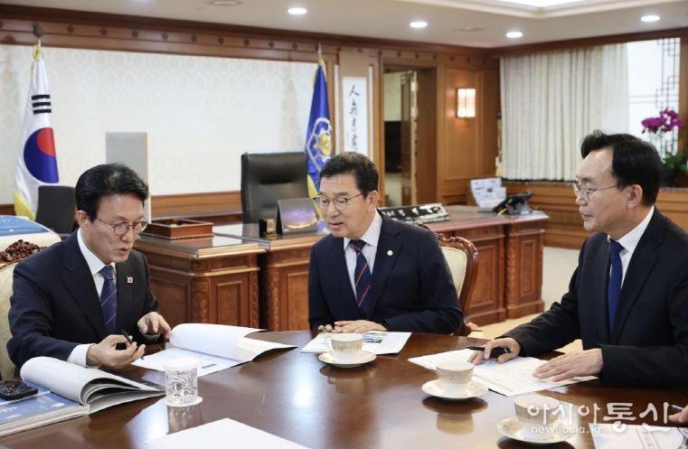 윤병태 나주시장(오른쪽)과 신정훈 국회의원(가운데)이 김민석 국무총리(왼쪽)에게 지역 현안을 설명하며 국비 지원을 요청하고 있다.