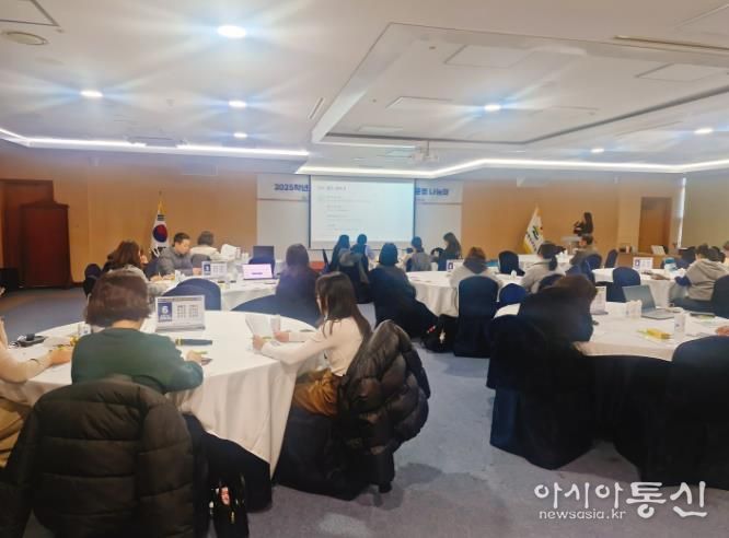 울산지역 초등교사들이 9일 교육청 집현실에서 초등영어교육 우수 성과를 공유하고 있다