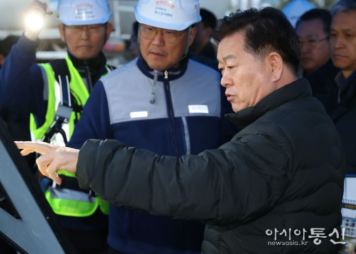 박승원 광명시장이 10일 오후 지난 4월 붕괴사고가 발생한 신안산선 복선전철 공사 현장을 찾아 시공사인 포스코이앤씨 관계자들에게 즉각적이고 책임 있는 복구작업을 해달라고 강력히 촉구하고 있다.