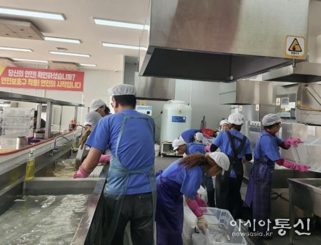 세척 작업 중인 세척사업단