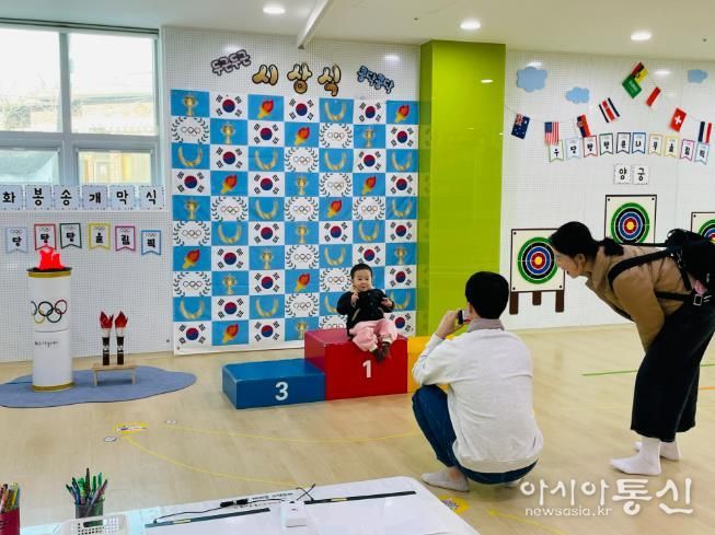 유아들과 가족들이 7일 큰나무놀이터에서 '우당탕탕 올림픽' 놀이를 하고있다