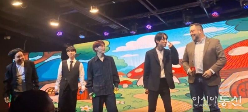 공연을 하고있는 K-Pop 개그 아이돌 과 바스티안 뢰슬러 회장 회장 (Plasmatreat Korea) (사진제공: 주한외국기업연합회 KOFA)