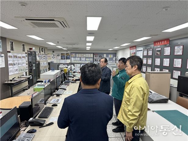 서울시 재난안전기획관이 지하연계 복합건축물인 롯데몰 은평점의 종합방재실 운영 실태를 점검하고 있다 ('25.12.11.)