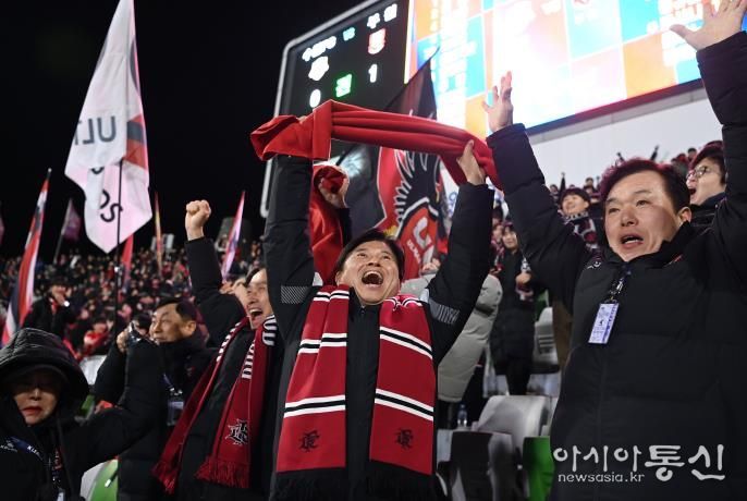 이달 8일 부천FC1995 승강 PO 2차전 경기에서 골을 넣자, 조용익 부천시장이 기뻐하고 있다