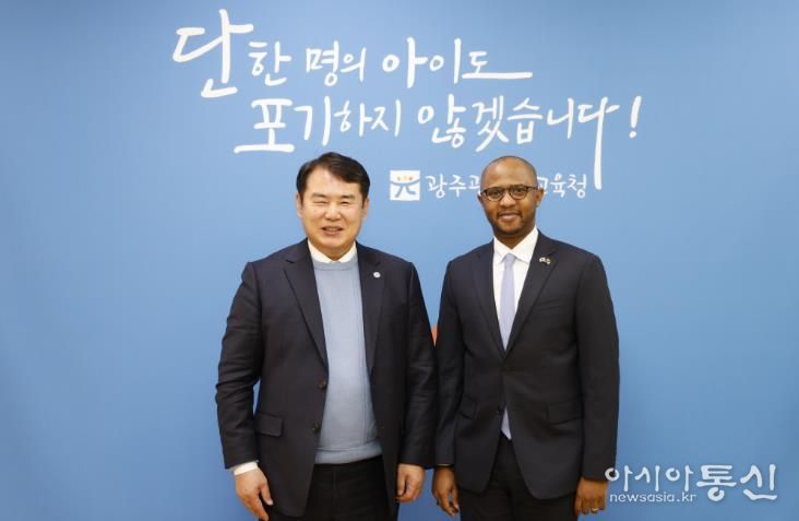 이정선 광주시교육감이 15일 교육감실에서 탄자니아대사관 토골라니 에드리스 마부라(Togolani Edriss Mavura) 대사과 만나 교육기관 협력 방안을 논의한 후 기념사진을 촬영하고 있다.