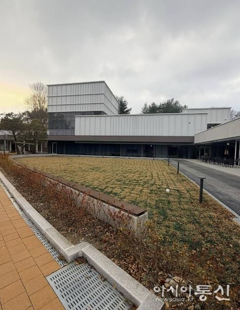 결혼식 후 연회장소로 활용할 수 있는 성남물빛정원 뮤직홀 앞 잔디마당