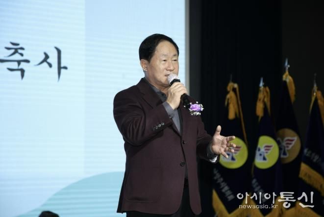 주광덕 시장이 바르게살기운동 남양주시협의회 회원대회에서 축사를 전하고 있다.