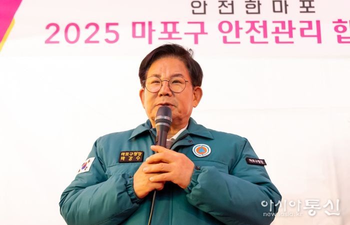 박강수 마포구청장은 레드로드에서 연말연시 다중잉판 안전관리에 적극적인 대응을 할 것을 당부하고 있다.