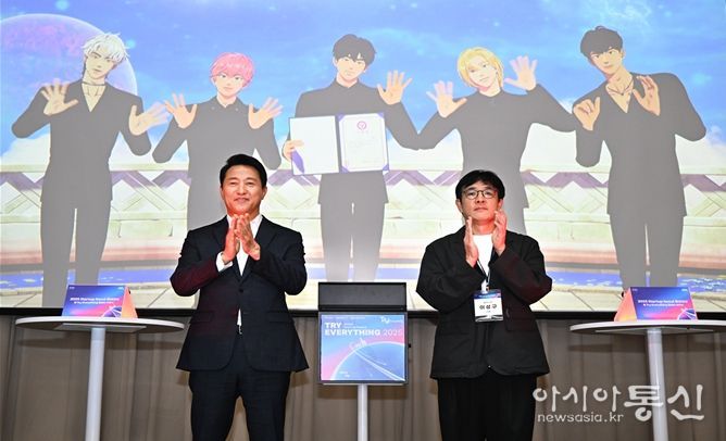 오세훈 서울시장이 12일 오전 ‘2025 Startup Seoul 홍보대사 및 Try Everything 홍보단’ 위촉식에서 이성구 블래스트 대표(오른쪽), 플레이브와 기념촬영 하고 있다.