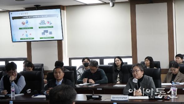 하유정 정보데이터정책관(오른쪽 첫번째)이 29일 정부대전청사에서 열린 '인공지능 기반 통관 영상관리 솔루션 사업' 완료보고회에서 발언하고 있다