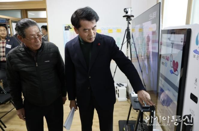 최재형군수가 스마트경로당을 시연하는 모습