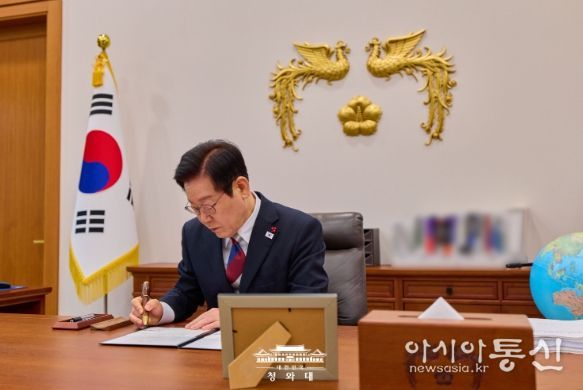 청와대 복귀 후 대통령 첫 재가(청와대)