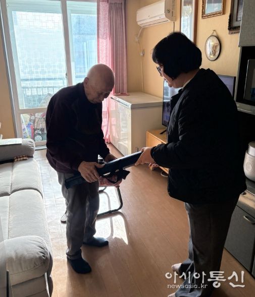부발읍 연말 맞아 100세 이상 어르신 가정 방문, 존경과 감사 전해