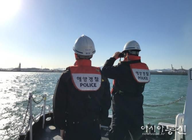 울산해경 소속 경찰관이 해상안전관리하고 있는 사진