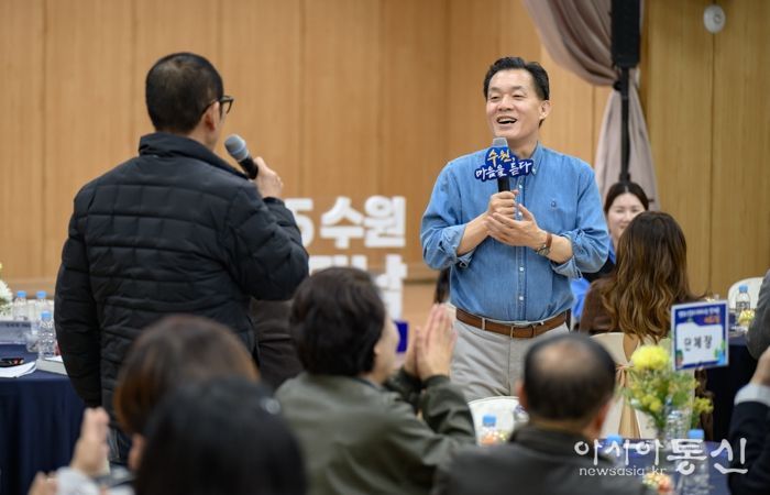 새빛만남에서 시민의 이야기를 듣고 있는 이재준 수원시장.