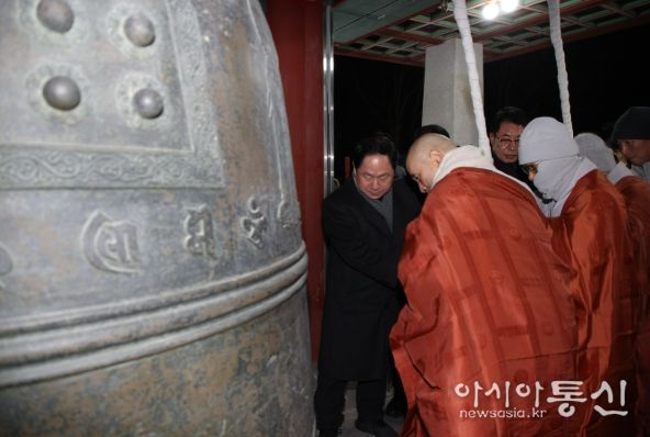 타종에 참여하고 있는 주광덕 시장