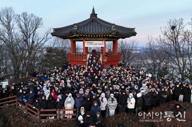 박승원 광명시장이 1일 도덕산 정상에 올라 신년 첫 해를 시민들과 함께 맞이하고 기념사진을 촬영하고 있다.