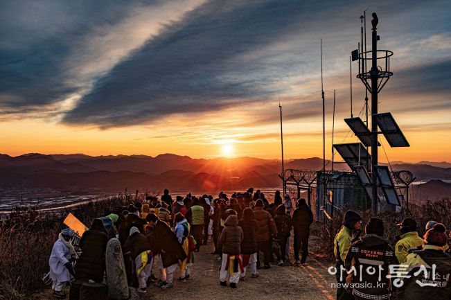 1일 밀양시 종남산에서 열린 병오년 해맞이 행사에 참여한 시민들이 떠오르는 해를 바라보고 있다.