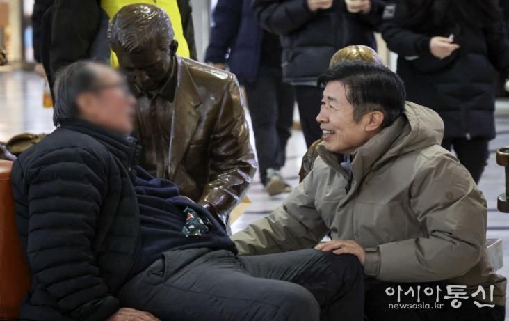 새해 첫날인 1일 고속터미널 대합실을 찾은 전성수 구청장(오른쪽)이 노숙인들의 안전을 확인하며 격려하고 있다.