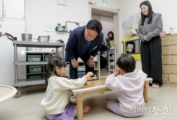 박강수 마포구청장이 제설창고를 찾아 제설 장비를 점검하며 겨울철 안전 대응 준비 상황을 확인하고 있다.