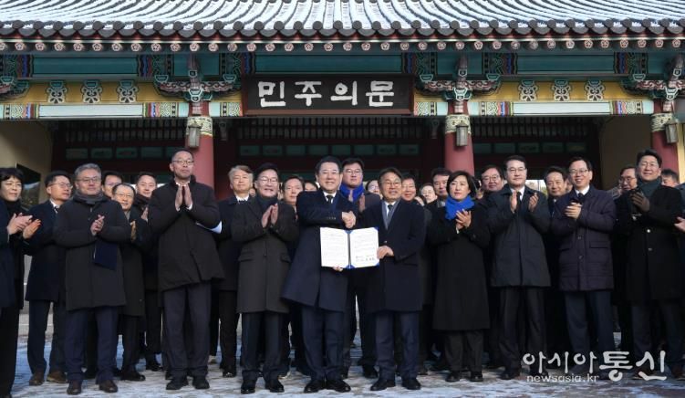 전남·광주 행정통합 선언문 발표 사진 -김영록 전라남도지사와 강기정 광주광역시장이 2일 광주 5·18민주묘지에서 참배를 마친 뒤 민주의 문 앞에서 ‘전남·광주 행정통합 선언문’을 발표하고 있다.