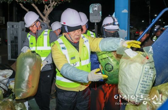 고성군, 새해 새벽을 쓰레기 수거와 환경근로자 격려로 시작하다