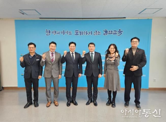 강북교육지원청 한성기 교육장(왼쪽에서 네번째)이 지난 5일 최문태 신임 북부경찰서장(왼쪽에서 세번째)과 환담하고 기념사진을 찍고있다