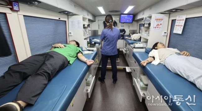 과천시민들이 헌헐 활동에 참여하고 있다