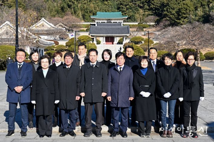 해운대구의회 의원들이 8일 충렬사 참배 후 기념촬영을 하고 있다.