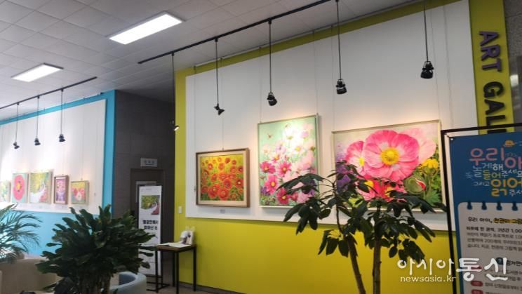 남부도서관은 오는 29일까지 1층에서 김영화 작가 회화 작품 13점을 전시한다