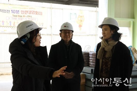 이진희 관세청 통관국장(오른쪽)이 9일 서울세관 국제이사화물 통관센터를 방문해 통관현장을 점검하고 있다