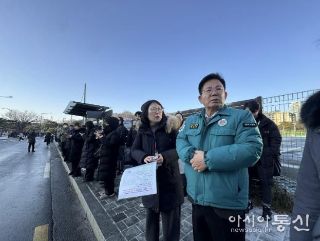 디지털미디어시티(DMC)역을 찾아 무료 셔틀버스 운행을 살피는 박강수 마포구청