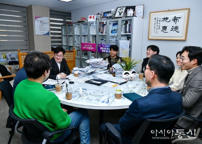 김병수 김포시장이 ‘청렴 팝업 카페’에서 감사관 직원들과 편안한 분위기 속에서 대화를 나누고 있다.