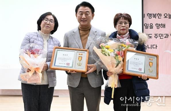 1월 21일 ‘2026년 송산2동 주요업무보고회’에서 유공 표창을 받은 주민들이 김동근 시장과 기념촬영을 하고 있다.